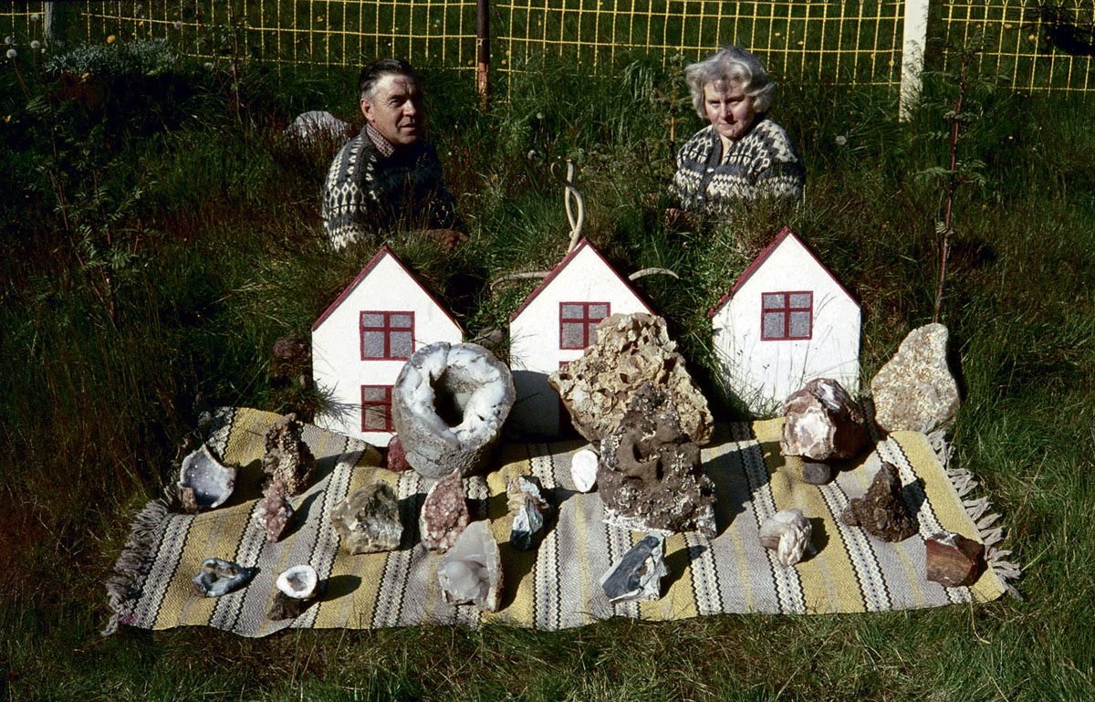 Petra and Nenni sitting behind the traditional elfs house in their garden